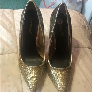 Gold Shoe dazzle size 9 pumps